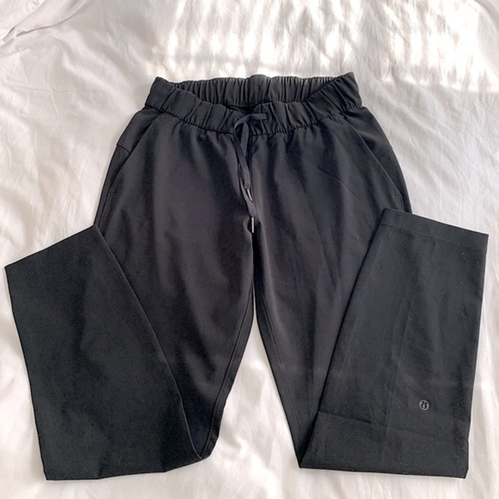 Lululemon black high rise drawstring jogger pant EUC size 4